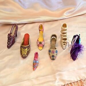 Shoe figurines, quantity- 7